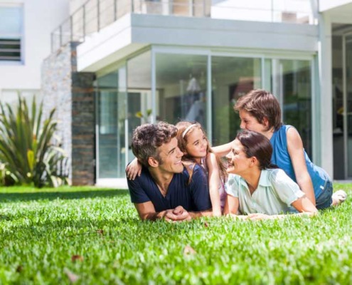 Familie auf Rasen Familie auf Rasen
